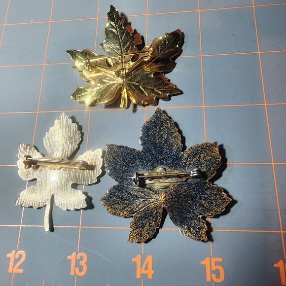 Fall Leaves Brooch Pin Set Gold Tone Green Orange Enamel Nature Inspired Jewelry - Picture 3 of 3